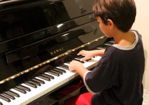 Intento correr Por adelantado Beneficios de tocar el piano en los niños - Escuela de Música Sala Rono
